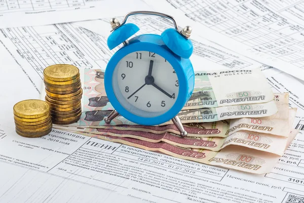 Relógios, rublos de papel, moedas em recibos com multas para pagamento — Fotografia de Stock
