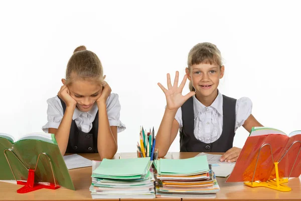 Een schoolmeisje ontving een rating van vijf, de tweede twee — Stockfoto