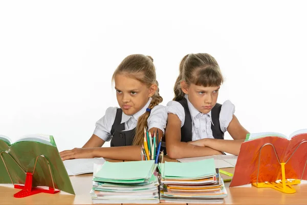 Twee ruziën meisjes op hetzelfde bureau — Stockfoto