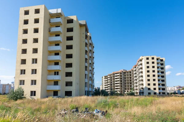 Construcción ilegal abandonada de un complejo residencial de varios pisos — Foto de Stock