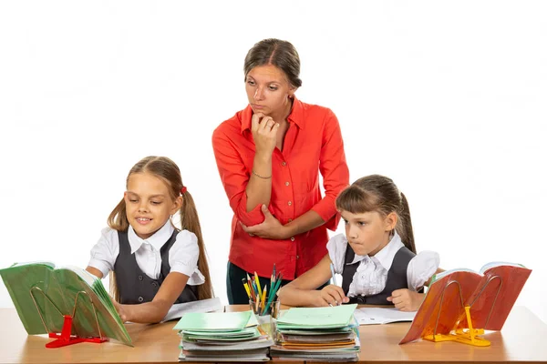 Der Schüler stellt dem Lehrer eine Frage, der Lehrer betrachtet das Buch ungläubig — Stockfoto