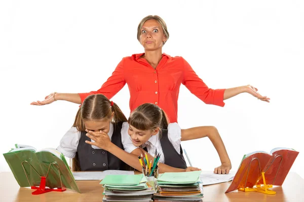 Nauczyciel nie może nic zrobić z niegrzecznymi dziećmi na zajęciach. — Zdjęcie stockowe