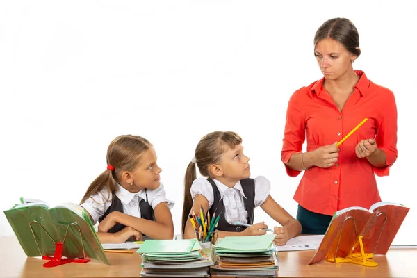 I bambini alle loro scrivanie guardano l'insegnante arrabbiato con paura — Foto Stock