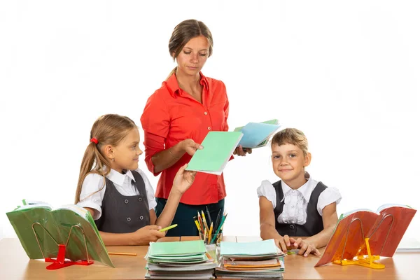 Leerlingen hand over notebooks met huiswerk aan leraar — Stockfoto