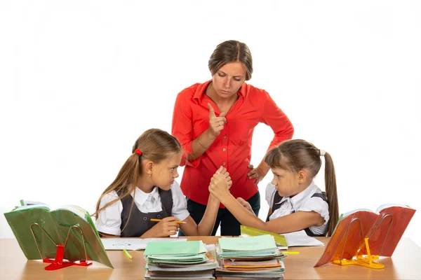 Учитель ругает школьниц, дерущихся за стол — стоковое фото