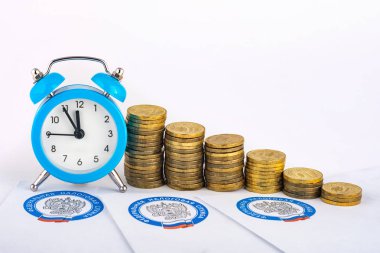 Vergi bildirimleri, saatler ve yükselen para yığınları
