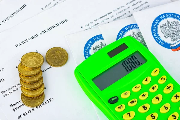 Sull'avviso fiscale si trova una calcolatrice e monete da dieci rubli — Foto Stock