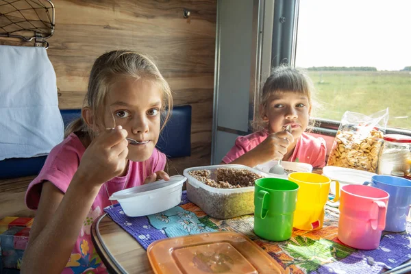 Due ragazze mangiano sul treno — Foto Stock