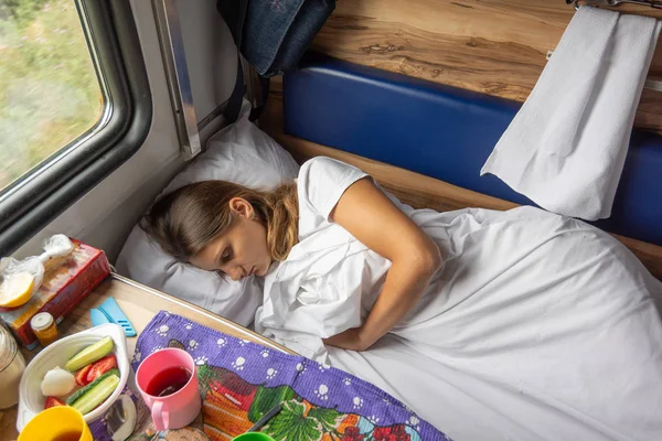 Een jong meisje slaapt op het onderste bed in een trein — Stockfoto