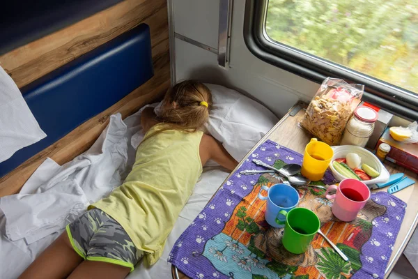 Дівчина спить на нижній полиці в поїзді — стокове фото