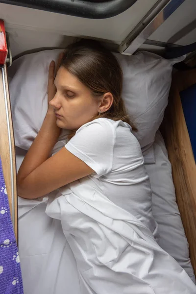 Jong meisje slaapt op een bed in een trein — Stockfoto