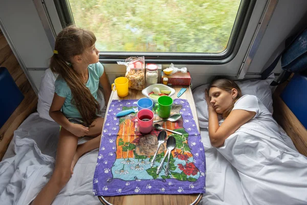 La situazione sul treno, la mamma dorme, la figlia guarda fuori dalla finestra, vista dall'alto — Foto Stock