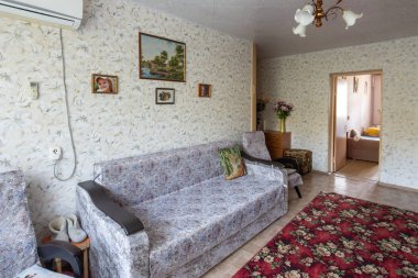 Volgograd, Rusya - 30 Ağustos 2019: Çok odalı bir dairenin modası geçmiş iç mekana sahip bir oturma odasının içi