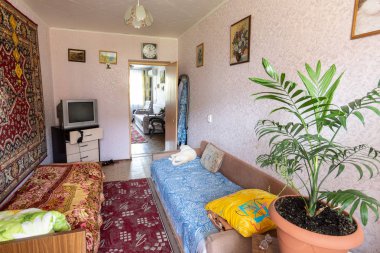 Volgograd, Rusya - 30 Ağustos 2019: Eski bir yenileme ve modası geçmiş tasarımı olan bir dairede yatak odasının iç kısmı