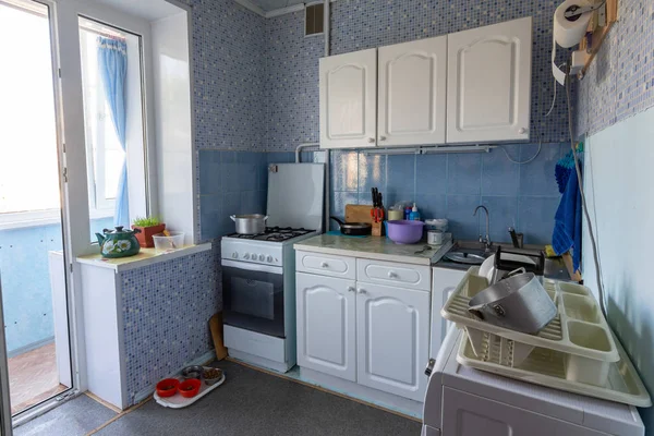 The interior of the old kitchen with access to the balcony — Stock Photo, Image