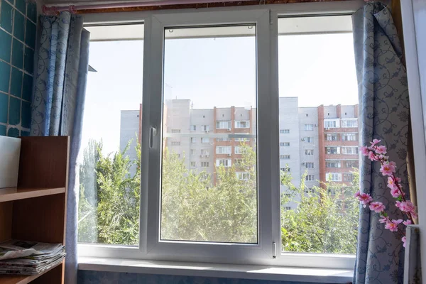 Засклені пластикові вікна лоджії багатоповерхівки — стокове фото