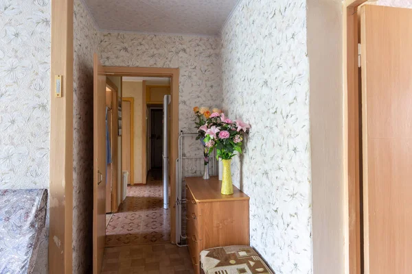 Corridor van een driekamer appartement met een verouderd interieur — Stockfoto