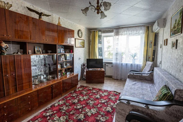 Volgograd, Rusland-augustus 30, 2019: interieur van een woonkamer met oude meubels in het appartement — Stockfoto