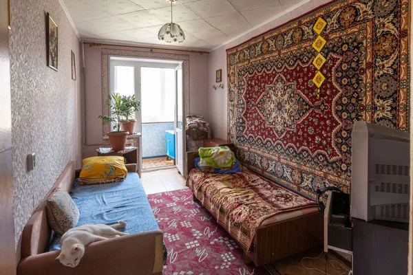 Volgograd, Russia - August 30, 2019: The interior of the bedroom with an outdated interior with access to a glazed balcony — Stock Photo, Image