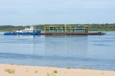 Volgograd, Rusya - 27 Ağustos 2019: Teknolojik ekipmanlarla yüzen bir platformdan römorkörle ulaşım