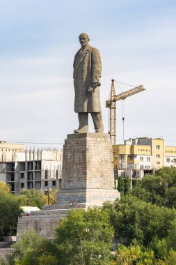 Volgograd, Rusya - 27 Ağustos 2019: Volgograd'ın Krasnoarmeysky semtindeki set üzerinde V.I. Lenin heykeli