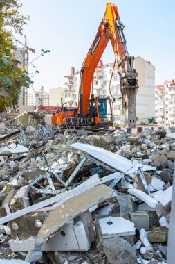 Anapa, Rusya - 6 Eylül 2019: Bir binanın kriko kürek kullanarak yıkılması
