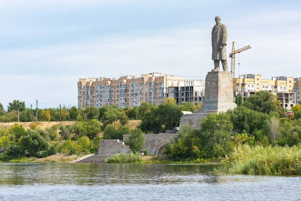 Wolgograd, Russland - 27. August 2019: Böschung und eine Statue von v.i. lenin im krasnoarmeysky Bezirk von Wolgograd am Eingang zum Wolga-Don Schifffahrtskanal — Stockfoto