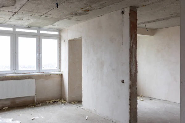 Interior de una habitación vacía sin reparación en un edificio nuevo — Foto de Stock