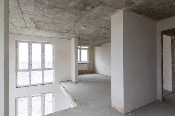 Segundo piso en un apartamento de dos pisos en un edificio nuevo, sin reparación — Foto de Stock