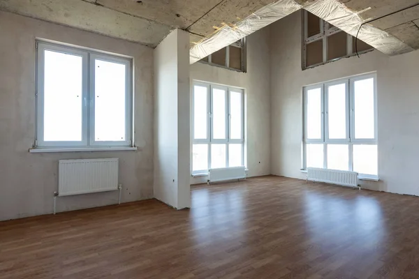 Интерьер двухэтажного просторного номера в квартире — стоковое фото