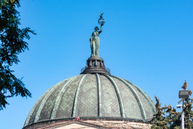 Volgograd, Rusya - 26 Ağustos 2019 Volgograd Gökevi 'nin üzerinde heykeli olan kubbe