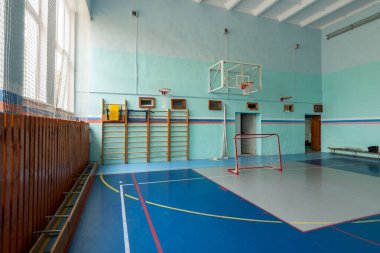 Anapa, Rusya - 5 Ekim 2019: Salonun kapısı ve girişi olan bir spor salonu.