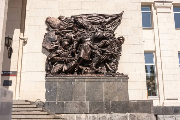 Volgogrado, Rusia - 26 de agosto de 2019: Estatua de bronce a la derecha de la entrada al edificio de la estación de tren de Volgogrado 1, región de Volgogrado del ferrocarril del Volga, Rusia —  Fotos de Stock