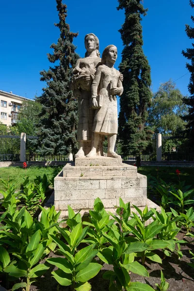 Volgograd, Oroszország - 2019. augusztus 26.: Tudós lányok és nők szobrai a Volgograd Planetárium épülete melletti kertben — Stock Fotó