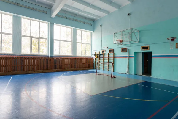 Анапа, Россия - 5 октября 2019 года: Обычный школьный спортивный зал в России — стоковое фото