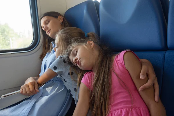 Мама і дочки заснули в електропоїзді — стокове фото