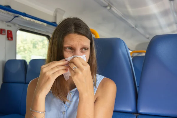 Reacción alérgica en una chica en un vagón de tren eléctrico — Foto de Stock