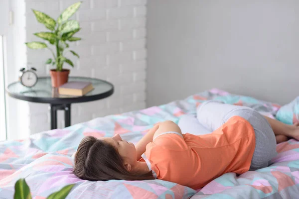 Chica Duerme Cama Fondo Una Ventana — Foto de Stock