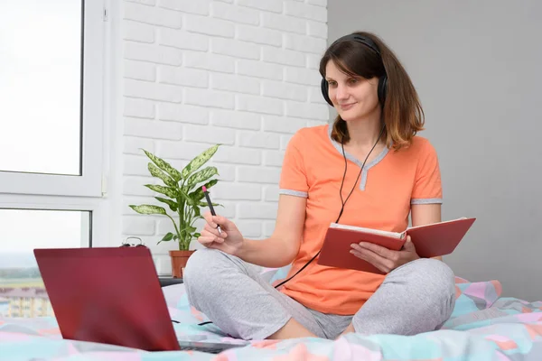 Happy Student Pajamas Home Sitting Bed Bedroom Taking Interactive Online — Stock Photo, Image