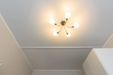 Klasik mat germe tavanı perdeler için rehberin iki parçasına bölünür