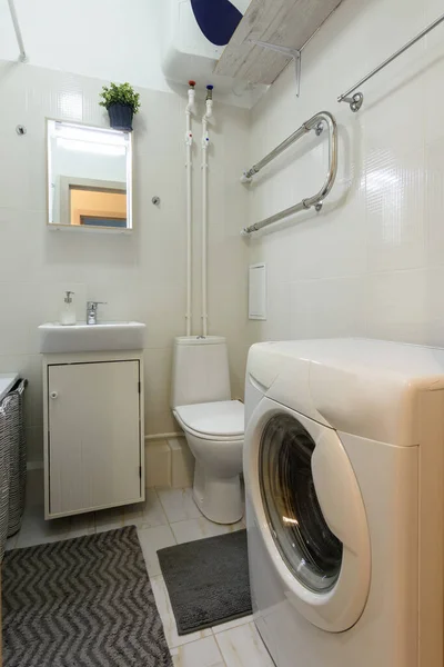 Классический Маленький Туалет Стиральной Машиной Умывальником — стоковое фото
