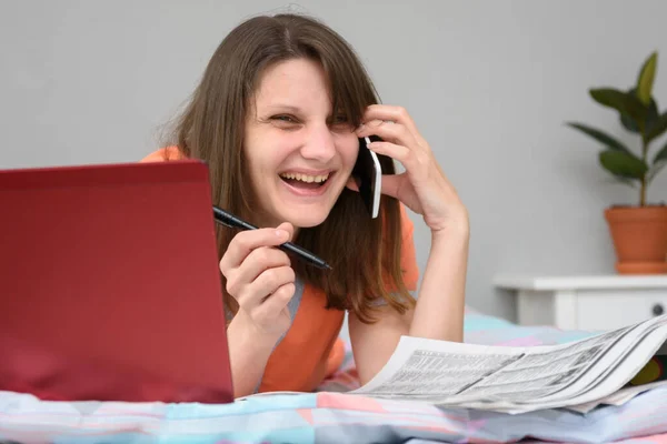 Mädchen Lacht Viel Während Sie Mit Dem Arbeitgeber Telefoniert Und — Stockfoto