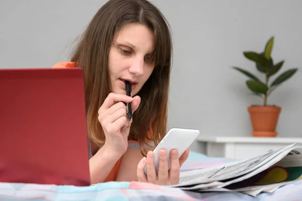 Chica Pensó Mirando Pantalla Teléfono Móvil Mientras Buscaba Trabajo — Foto de Stock