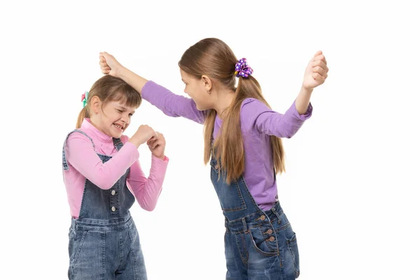 Ein Mädchen Schlägt Einem Anderen Mädchen Auf Den Kopf — Stockfoto