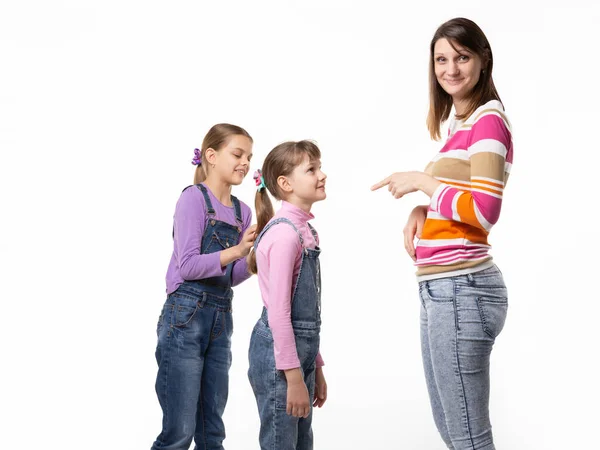 Niña Ruega Juguete Madre Madre Con Cansancio Señala Niño — Foto de Stock