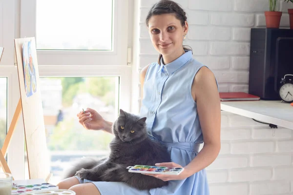 Flicka Ritar Med Penslar Och Akvareller Ett Staffli Katt Sitter — Stockfoto