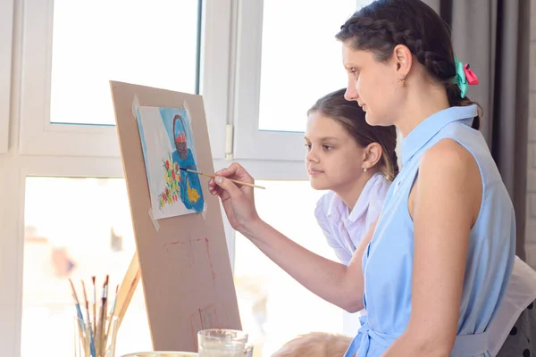 Filha Assiste Mãe Desenhar Cavalete — Fotografia de Stock