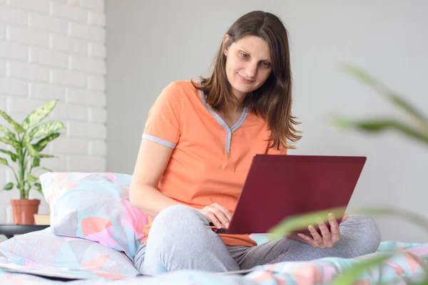 Girl Pajamas Works Computer Sitting Home Bed — Stock Photo, Image