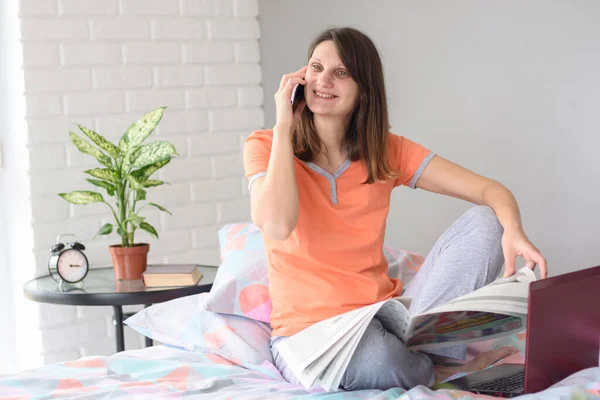 Gelukkig Meisje Vond Baan Aankondiging Praten Aan Telefoon Met Werkgever — Stockfoto