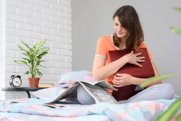 Meisje Zit Bed Leest Een Krant Met Vacatures — Stockfoto